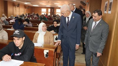 رئيس جامعة المنوفية يتفقد امتحانات كلية العلوم الصحية التطبيقية
