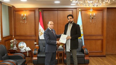 محافظ كفرالشيخ يُسلّم 9 عقود تقنين أراضي أملاك دولة للمواطنين