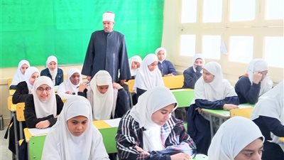 لليوم الثاني منطقة السويس الأزهرية تتابع سير الإمتحانات بمجمع معاهد الفاروق 