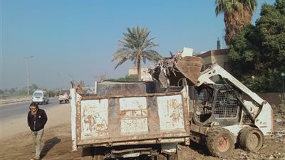 رئيس وحدة المنوات المحلية بالجيزة يُشدد على رفع القمامة بصفة دورية بالقرى