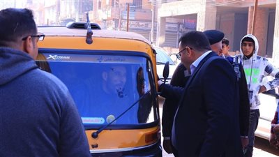 الدكتور أحمد المقدم يقود حملة تقنين التكاتك بكفرصقر بنجاح