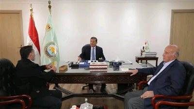 وزير الزراعة يستقبل رئيس اتحاد منتجي الدواجن لبحث استقرار وتوازن الأسعار 