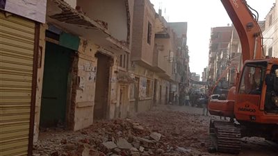 تنفيذ إزالة لعقار آيل للسقوط بشارع 