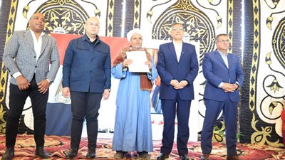 محافظ الجيزة يسلم عقود الوحدات السكنية لمتضرري السيول بقرية الديسمي 