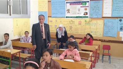 أحمد غيث يتفقد امتحانات نصف العام بالمجمع التعليمي