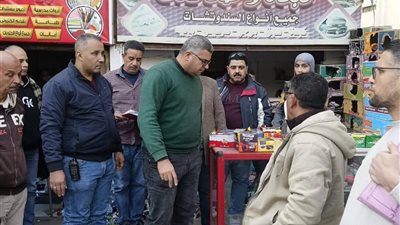 رئيس حي الطالبية بالجيزة يشن حملة تفتيشية على المحال والمكتبات لضبط الألعاب النارية