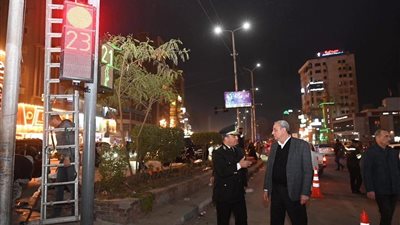 محافظ الغربية يتابع تنفيذ ممرات المشاة الفسفورية ضمن منظومة الإشارات الذكية