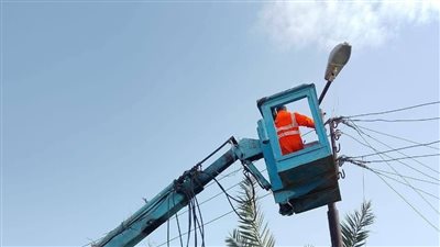 أعمدة الإنارة بضواحي الخواطرة بالسويس لم تعد ديكوراً بعد أن غمرتها الكهرباء