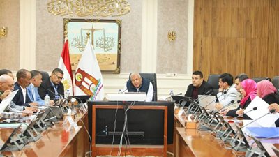 محافظ الوادي الجديد بوجه بإنشاء مقر دائم للمعارض وتحسين الخدمات السياحية