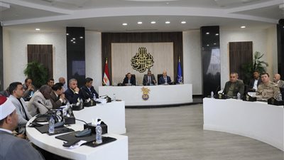 محافظ أسوان يطالب بالإسراع في تنفيذ المشروعات الإستثمارية