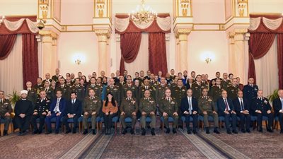 الفريق أول عبد المجيد صقر يشهد حفل تخرج دورة التمثيل الدبلوماسى العسكرى 