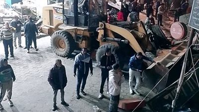 محافظ الجيزة يعيد الإنضباط لمنطقة المنيب بإزالة 21كشك مُخالف بحي جنوب الجيزة 