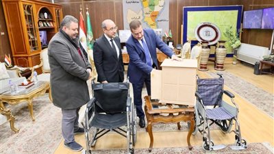 محافظ المنوفية يطلع على نماذج تجريبية لكشك متنقل وكراسي متحركة