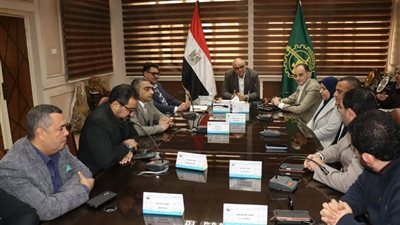 محافظ القليوبية يعقد اجتماعًا مع مستثمري بنها لبحث مطالبهم وتحسين بيئة العمل