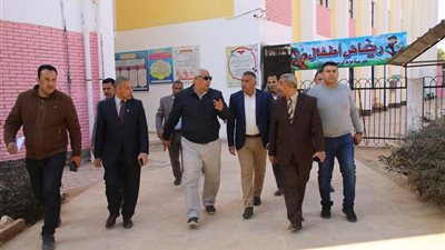 محافظ الوادي الجديد يتفقد امتحانات الشهادة الإعدادية بمركز الداخلة