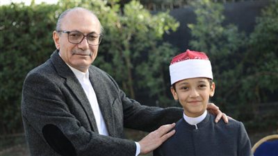 سفير تركيا يلتقي الطفل المصري عمر علي حافظ القرآن ويتعهد بدعمه شخصيًا