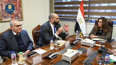 وزيرة التنمية المحلية تعقد اجتماعًا لتبسيط إجراءات تراخيص المحال العامة