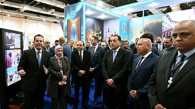 رئيس الوزراء يتفقد جناح مركز المعلومات ودعم اتخاذ القرار بمجلس الوزراء