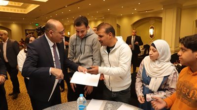 وزير العمل يفتتح ندوة لتشغيل المرأة والطفل ويُسلّم عقود عمل لذوي الهمم