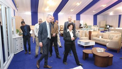 نائب محافظ البحر الأحمر تفتتح معرض السلع المخفضة بالنادي الإجتماعي بالغردقة