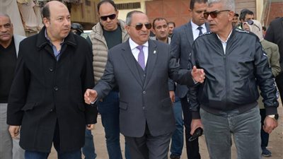 محافظ بورسعيد يلتقي أهالي منطقة القابوطي ويوجه بحلول عاجلة للمشكلات