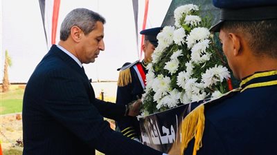 قادة السويس يضعون أكاليل الزهور بالنصب التذكاري للجندي المجهول بمناسبة عيد الشرطة