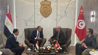 وزير الخارجية يصل تونس لتعزيز العلاقات الثنائية والإقليمية