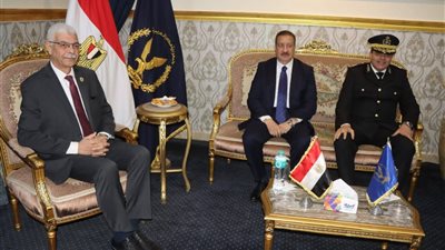 رئيس جامعة المنوفية يزور معسكر قوات الأمن بقويسنا ويهنئ الشرطة بعيدهم الـ74