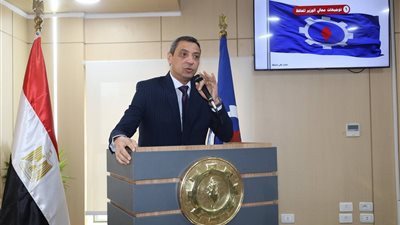 محافظ السويس يجتمع بأجهزتة التنفيذية ويكرم مدير التربية والتعليم