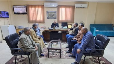 رئيس مدينة أبو النمرس بجنوب الجيزة يلتقي بالمواطنين لفحص شكواهم المقدمة