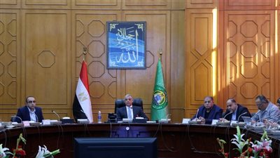 محافظ الإسماعيلية يعقد اجتماعًا موسعًا لمناقشة مشروعات مياه الشرب والصرف الصحي