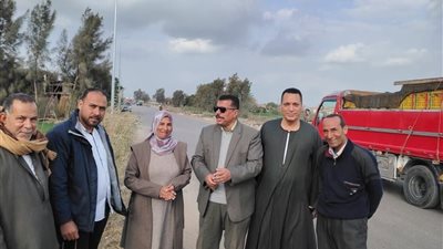 رئيس مركز كفر صقر يتابع زراعة أعمدة إنارة حديثة بمصرف صان بالقضاة