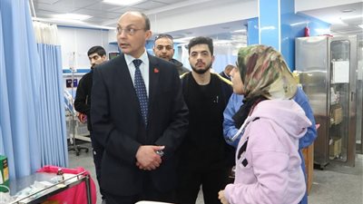 عميد طب المنوفية يتابع سير العمل داخل مستشفي الطوارئ وقسم الاستقبال والإعاشة
