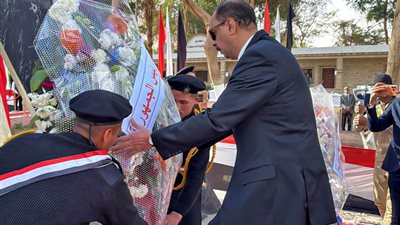 محافظ سوهاج ومدير الأمن يضعان إكليل الزهور على نُصب الشهداء 