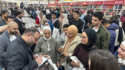 طوابير القراء تحاصر جناحه.. أحمد عثمان يحقق حضورًا استثنائيًا بتوقيع «الوارث»