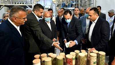 رئيس الوزراء يتفقد مصنع الشركة المتحدة لتجفيف الحاصلات الزراعية بمحافظة المنيا 