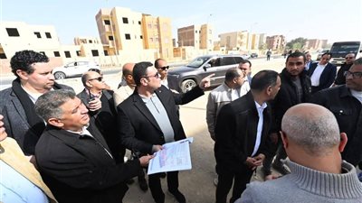 وزير الإسكان يتفقد المشروعات السكنية ومستشفى مدينة حدائق أكتوبر