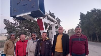 نائب رئيس طهطا يتابع ميدانياً إصلاح خطوط الكهرباء بعد واقعة الحمولة الزائدة