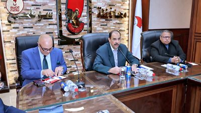  لقاء المكاشفة والإنجاز محافظ سوهاج يفتح ملفات الخدمات مع نواب الشعب