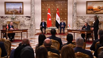 استقبل الرئيس السيسي بمطار القاهرة الدولي رئيس الجمهورية التركية رجب طيب أردوغان
