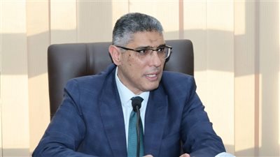 محافظ الجيزة يبحث مع رؤساء الأحياء الارتقاء بمستوى النظافة والمظهر الحضاري