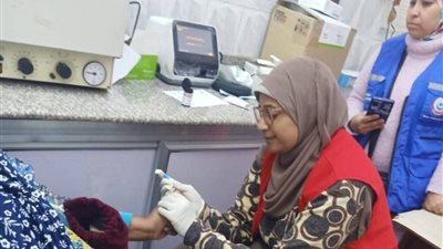قافلة مبادرة الأمراض المزمنة تفحص المواطنين بمستشفى عبور السويس