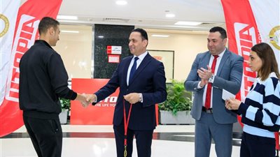 الدكتور السعيد كامل يكرم فريق الشرقية للهوكي تقديرا لإنجازاته المشرفة