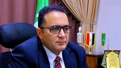 رئيس مركز كفر صقر يتابع إصلاح تسريب مياه الشرب بالشارع العام بالقضاة