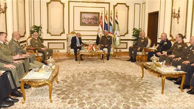 الفريق أول عبد المجيد صقر يلتقى وزير الدفاع الوطنى للجمهورية التونسية