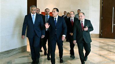  بعد حلف الوزراء الجدد اليمين الدستورية:رئيس الوزراء يمر على الموظفين بقطاعات الوزراء