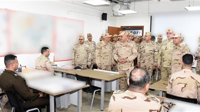 الفريق أحمد خليفة يتفقد الأكاديمية العسكرية للدراسات العليا والإستراتيجية