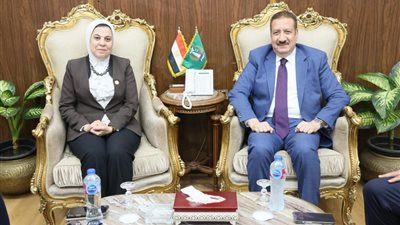 محافظ المنوفية يستقبل المدير التنفيذي للهلال الأحمر علي هامش تنفيذ قوافل تنموية