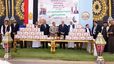 توزيع ٢٠٠٠ كرتونة مواد غذائية علي الأسر الأولي بالرعاية بمطروح