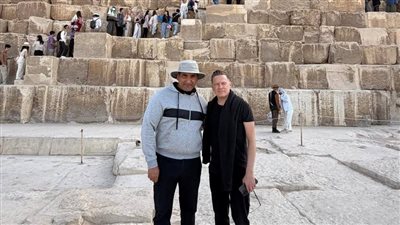 الفنان العالمي براين آدمز وأسرته يزورون منطقة أهرامات الجيزة